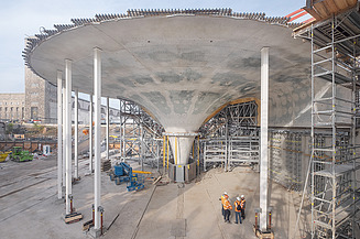 Foto von der Kelchstützen am neuen unterirdischen Durchgangsbahnhof in Stuttgart. 