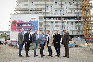 Foto von sieben Personen, die vor dem Taborama Rohbau stehen