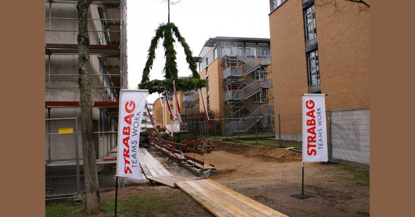 Foto von der Richtfestkrone auf der Baustelle des Jobcenter in Karlsruhe. 