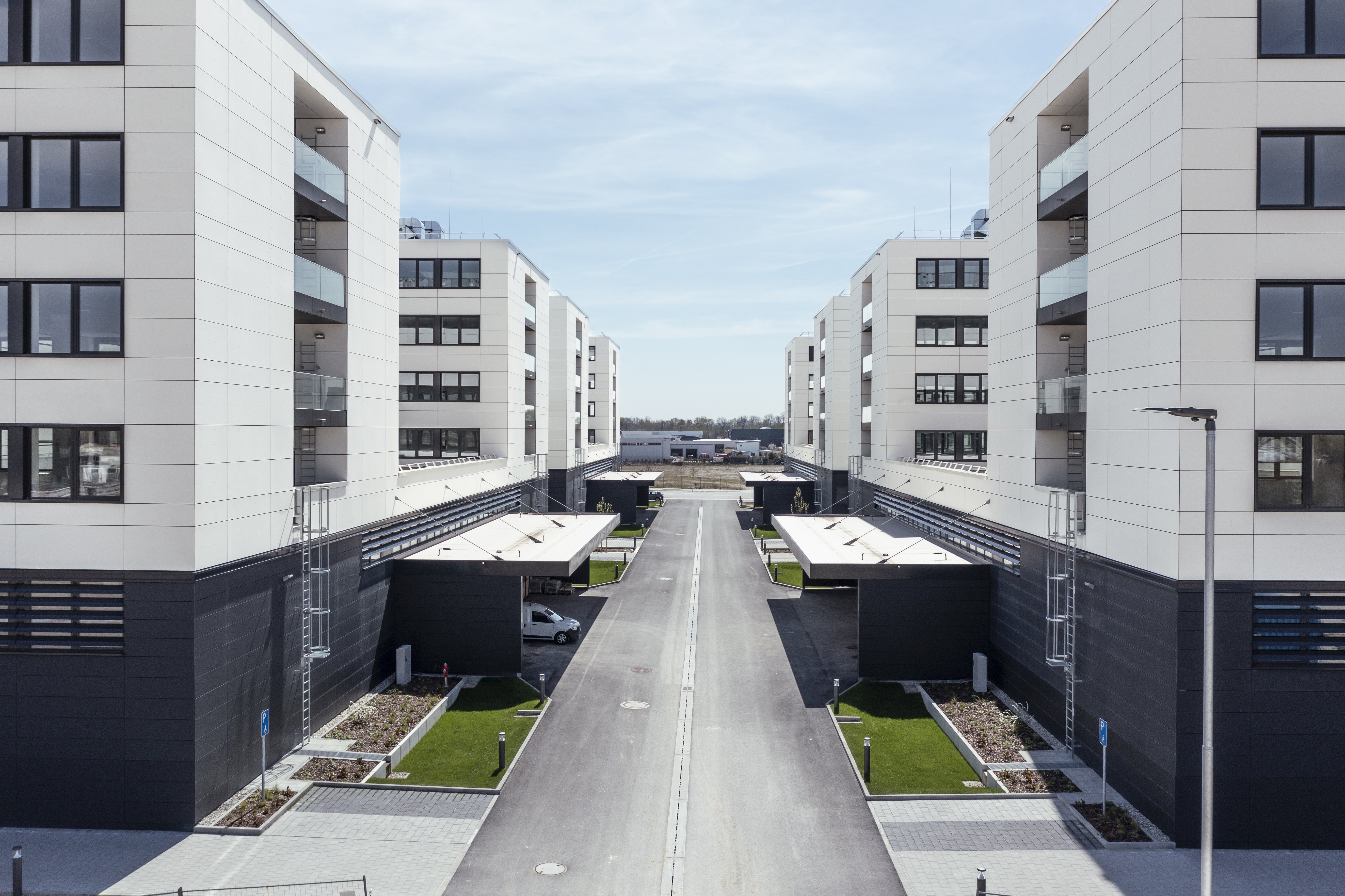 Visualisierung vom IN-Campus mit vier symmetrisch angeordnete Gebäudemodule in U-Form, mit Blick zwischen den Gebäuden. 