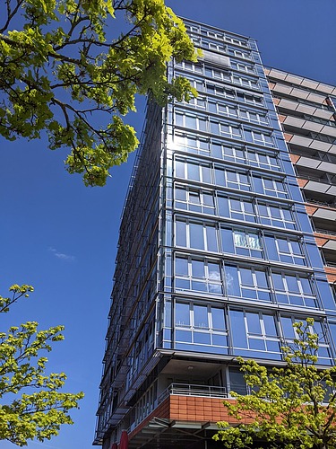 Foto aus der Froschperspektive zum Germaniahafen in Kiel. 