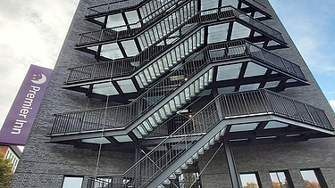 Foto von der Außenwand eines Hotels mit Blick auf die Feuerleiter.