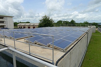 Das Bild zeigt mehrere Solarpanele