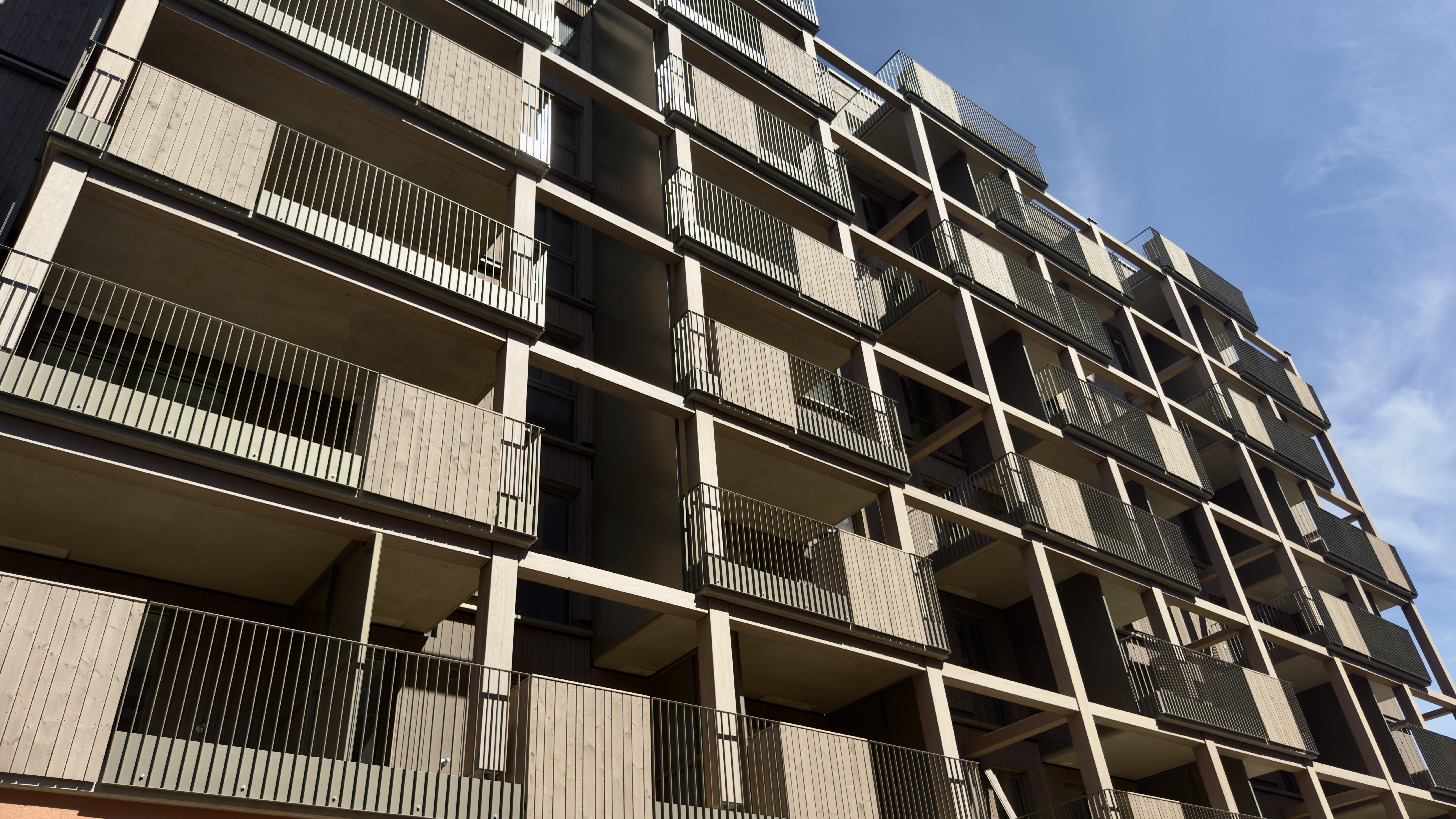 The prefabricated balconies were attached to the building’s reinforced concrete frame using a special mounting system