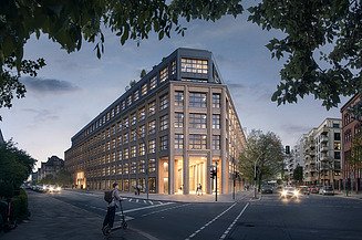 Straßenecke mit einem großen beleuchten Gebäude