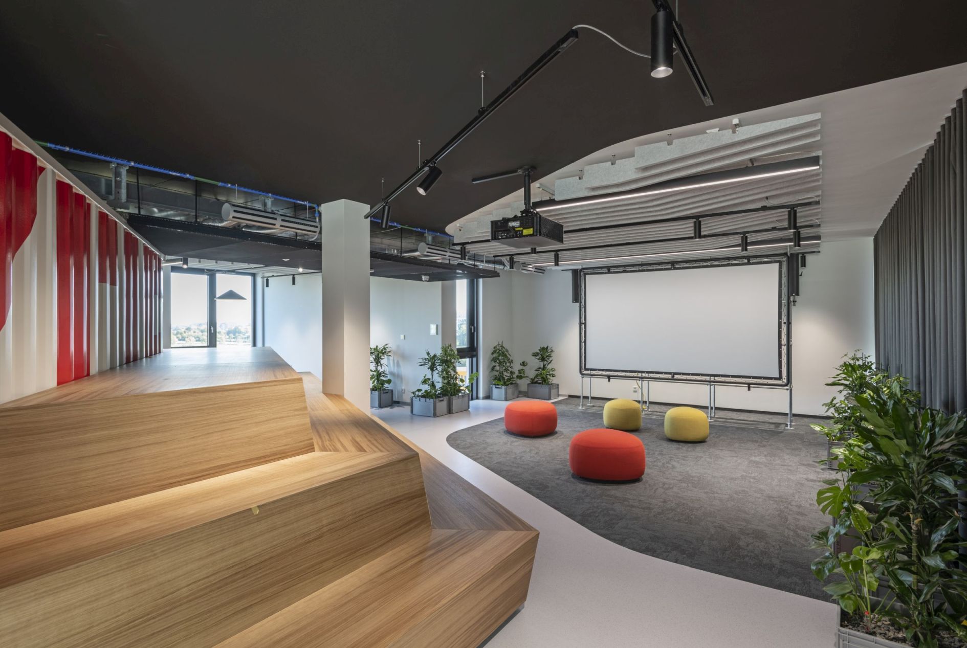 Foto vom Neubau des Innovation Center am ZÜBLIN-Campus in Stuttgart von innen. Zusehen ist ein modernes Konferenzzimmer.