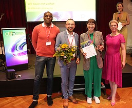 Foto von vier schick gekleideten Personen bei dem deutschen Demografie Preis