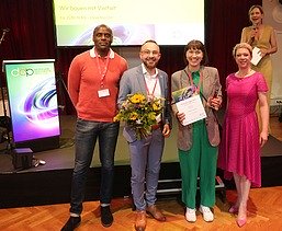 Foto von vier schick gekleideten Personen bei dem deutschen Demografie Preis