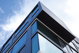 Foto von einer Ecke von einem Hochhaus aus der Froschperspektive.   