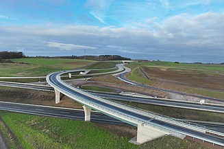 Foto aus der Vogelperspektive. Es ist eine Autobahn von oben zu sehen.