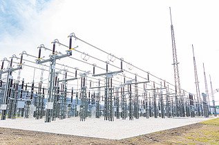 Das Bild zeigt ein elektrisches Umspannwerk 