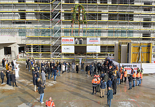 Totalaufnahme vom Richtfest von der Baustelle des Gymnasiums in Köln Deutz. 