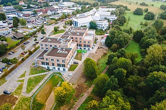 Luftaufnahme vom Holzhybrid-Neubau Universität Witten/Herdecke.