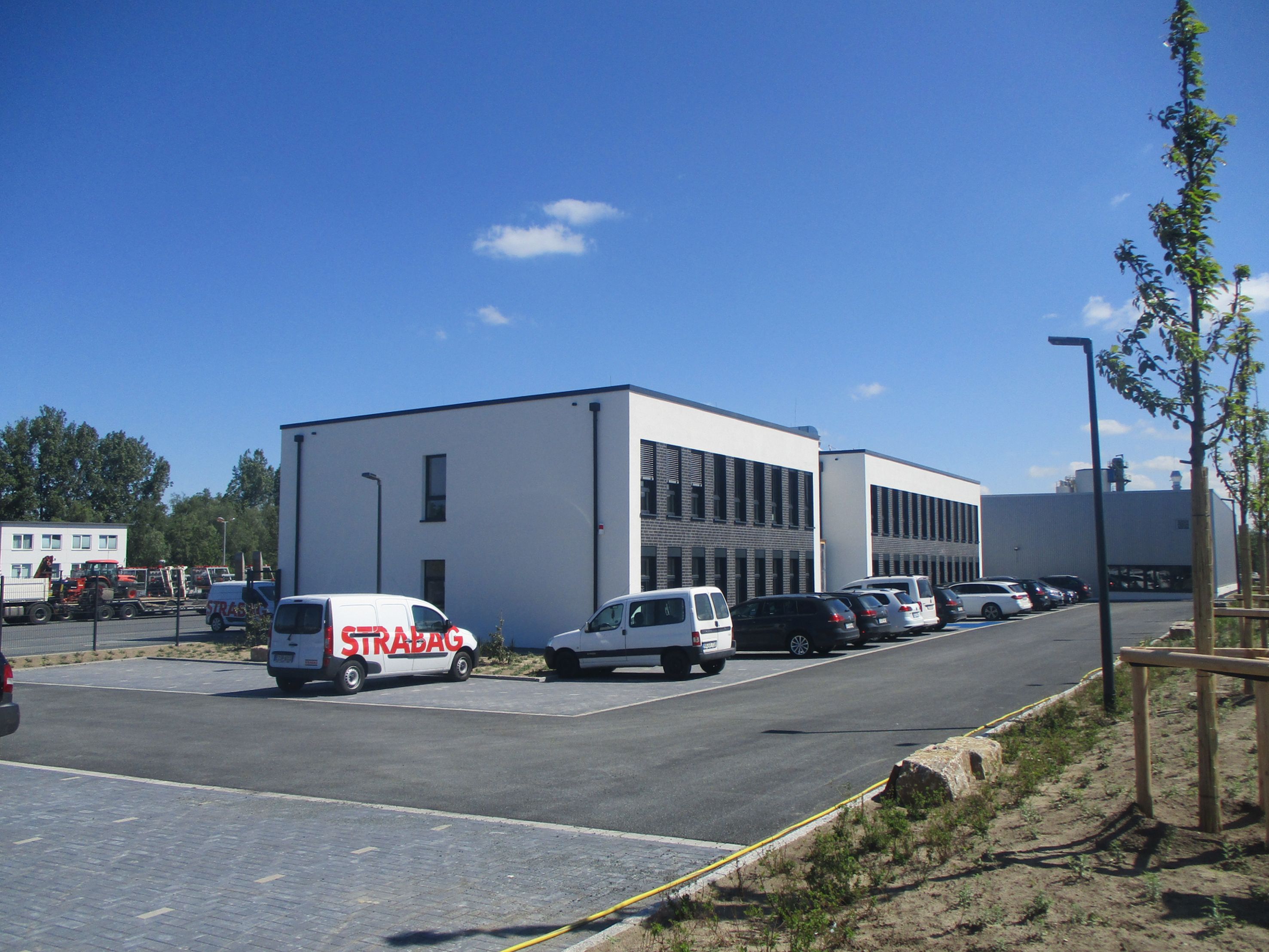 Foto von einem Parkplatz vor einem Bürogebäude.  