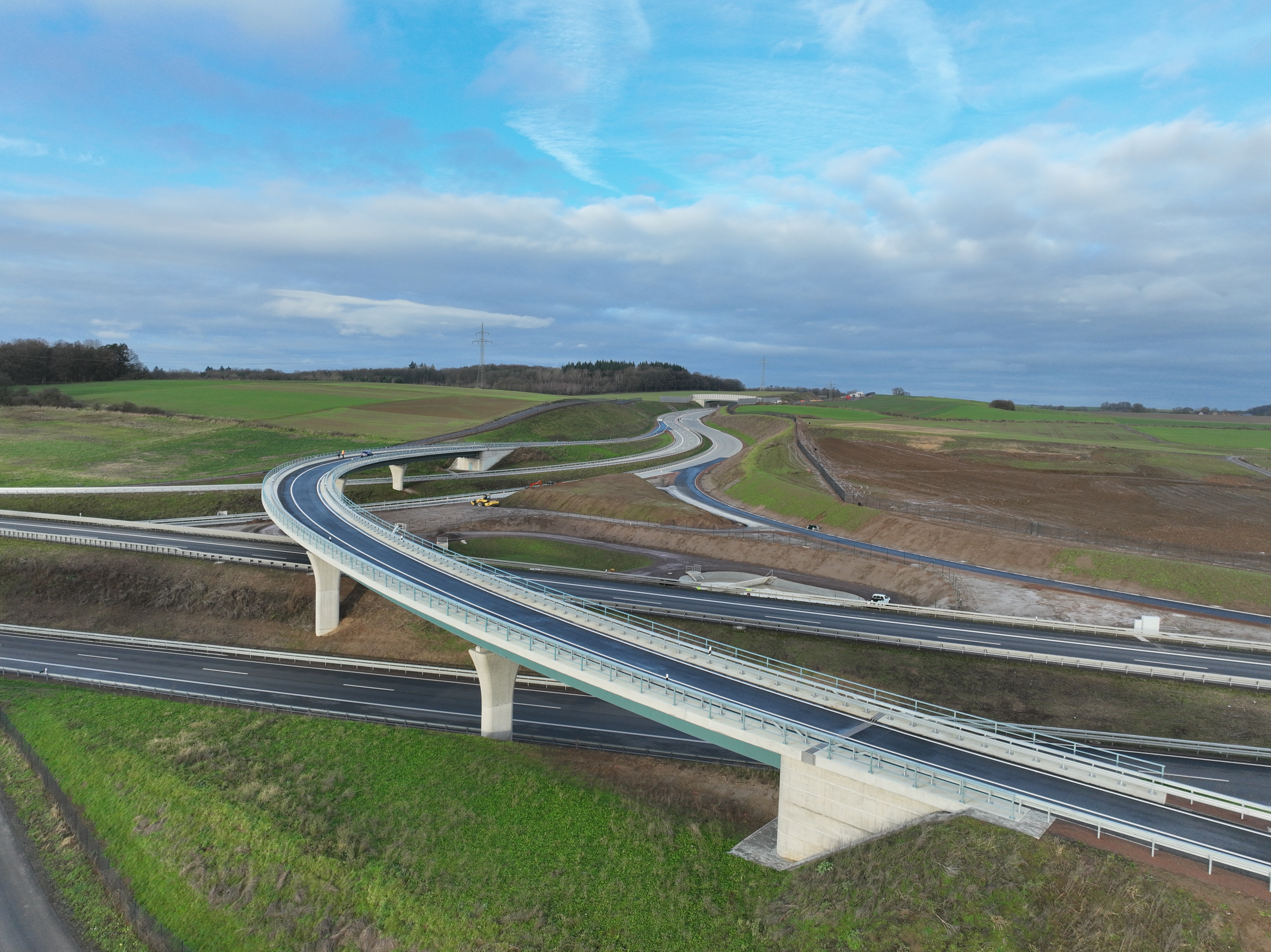 Foto aus der Vogelperspektive. Es ist eine Autobahn von oben zu sehen.