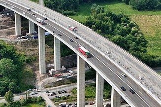 Autobahnbrücke, die über ein Feld verläuft