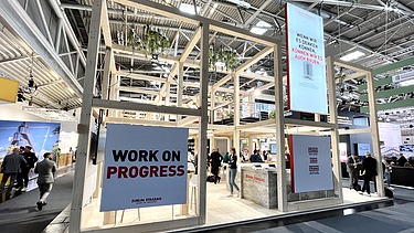 Foto von einem Messestand von STRABAG.   