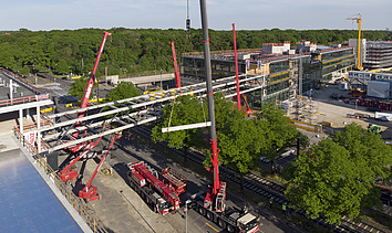 Foto von einer Brücke die grade gebaut wird aus der Vogelperspektive.  