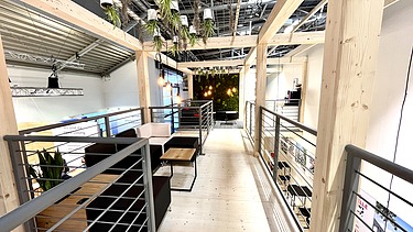 Foto von einem Messestand von STRABAG im Obergeschoss.  