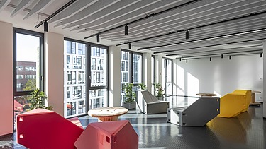 Foto vom Neubau des Innovation Center am ZÜBLIN-Campus in Stuttgart von innen. Zusehen ist ein moderner Pausenraum.