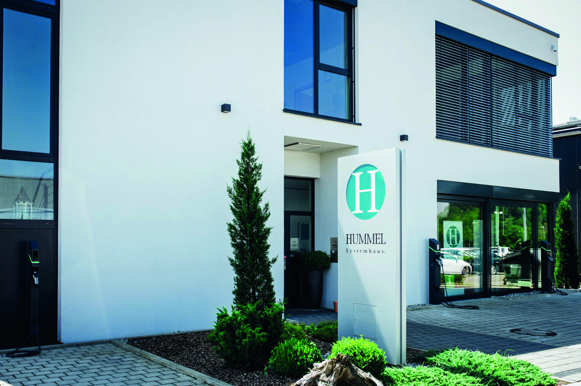 Foto von einem weißen Haus von der Firma Hummel.              