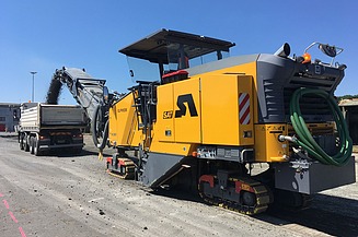 Foto einer SAT Asphaltfräse im Einsatz bei blauem Himmel