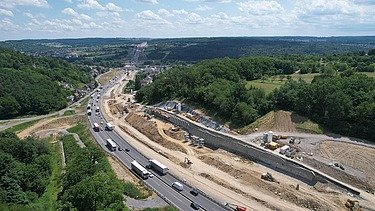 Foto einer Autobahnbaustelle mit diversen Fahrzeugen aus der Entfernung