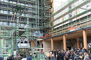 Foto vom Richtfest im UmweltHaus.