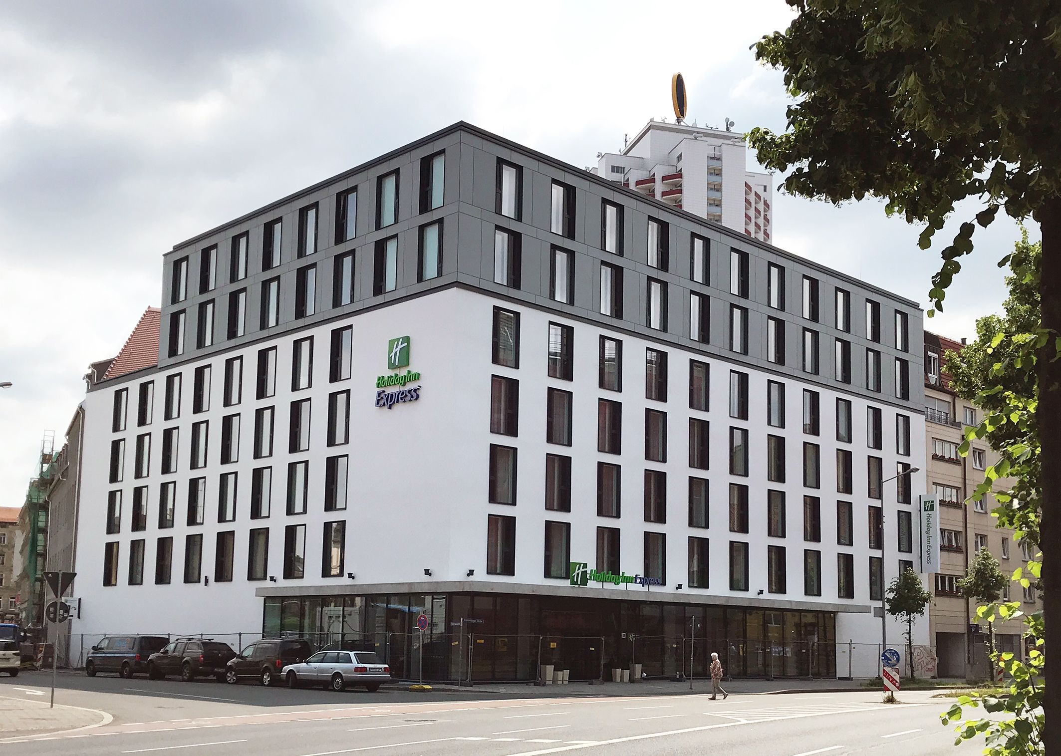 Foto vom Hotel HolidayInn Express, mit Blick von der Straße.   