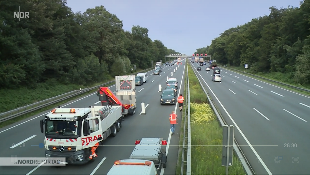 Das Bild zeigt zwei dreispurige Autobahnauschnitte, links mit mehreren Fahrzeugen, rechts ohne Fahrzeuge