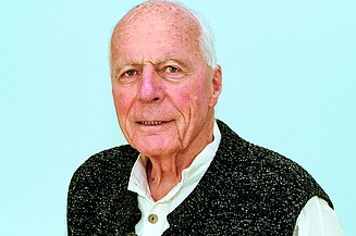 Portrait von einem alten Mann der freundlich schaut.  