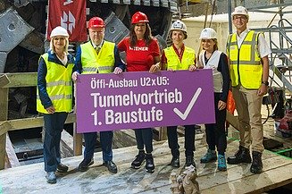 Gruppenfoto vor einer Tunnelvortriebsmaschine beim U2xU5-Ausbau in Wien