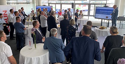 Foto von der Eröffnungsfeier zum neuen Standort in Kiel.  