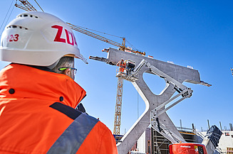 Foto von einer anspruchsvollen Konstruktion aus Ortbeton, aus der Sicht einer Person.