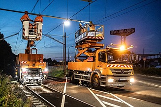 Foto von zwei Fahrzeugen für die Anhebung von Oberleitung