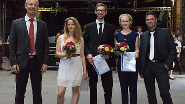 Foto von fünf Personen. Sie schauen glücklich. Drei wurden der Stahlbaupreis 2019 für Nachwuchsingenieurinnen und -ingenieure verliehen.   
