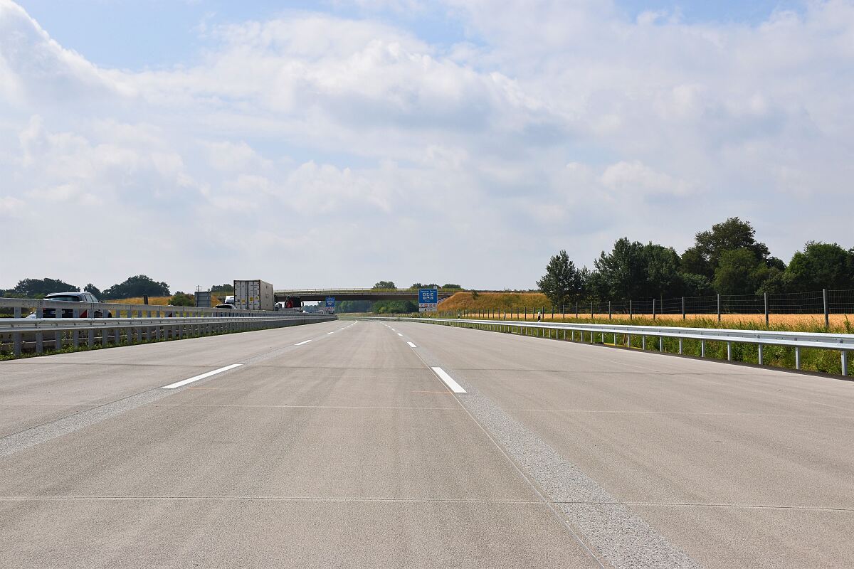 Foto von einer 3-spurigen, leeren Autobahnstrecke