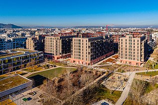 The four buildings of “Rote Emma” at Attemsgasse 38 offer, alongside subsidised rental flats, a wide range of amenities for a vibrant neighbourhood life. 