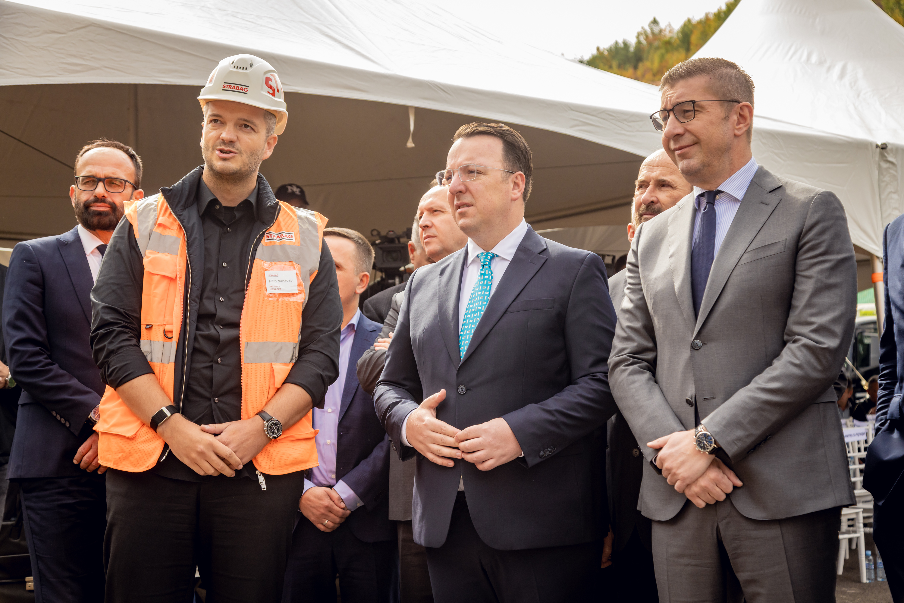 Spatenstich; (v.l.n.r.) Filip Nanevski (STRABAG), Aleksandar Nikoloski (Verkehrsminister der Republik Nordmazedonien), Hristijan Mickoski (Ministerpräsident von Nordmazedonien)