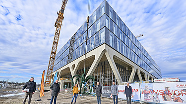 Foto von mehreren Personen vor der Richtkrone vom LAB 52 in München.