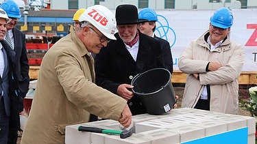 Foto von Stephan Keinath bei der Grundsteinlegung. 