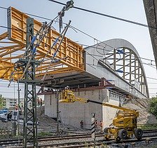Foto vom Bau einer Brücke über Schienen. 