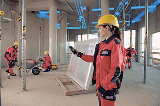 Foto von mehreren Arbeitern in Schutzkleidung beim Innenausbau