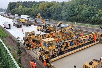 Foto einer Asphaltbaumaschine beim Einsatz