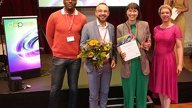 Foto von vier schick gekleideten Personen bei dem deutschen Demografie Preis