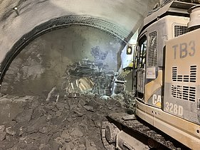 Foto von einer Baumaschine beim letzten Tunneldurchschlag im Flughafentunnel