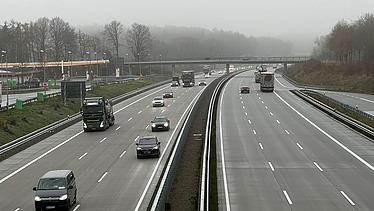 Foto von einer befahrenden Autobahn.  
