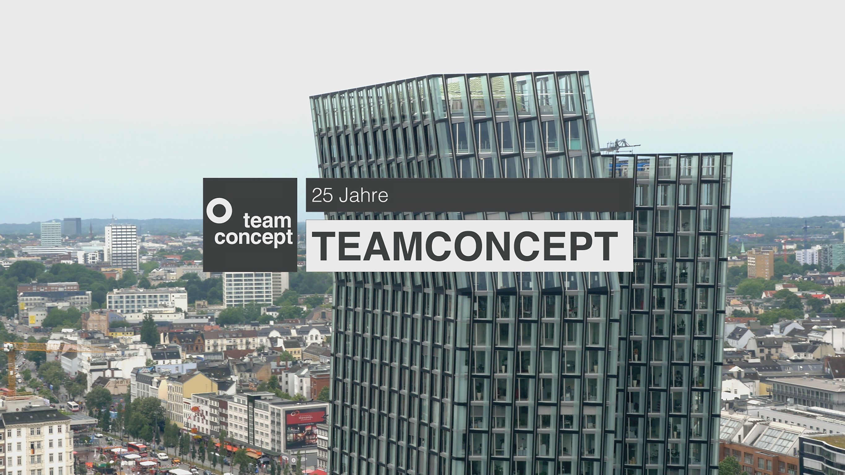 Foto von Bürogebäude mit einer Bauchbinde von „teamconcept – 25 Jahre