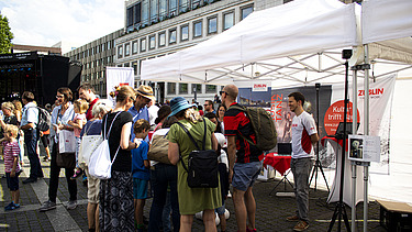 Foto von einem ZÜBLIN-Stand, wo glücklich schauende Personen vorstehen.    