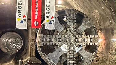 Tunnelvortriebsmaschine Debohra am Augustinplatz mit Blick auf beide fertiggestellten U2-Tunnelröhren